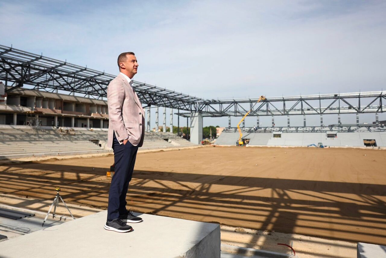Alfred Simonis anunță că stadionul Dan Păltinișanu din Timișoara ar putea fi gata până la sfârșitul anului. Suma alocată de Consiliul Județean
