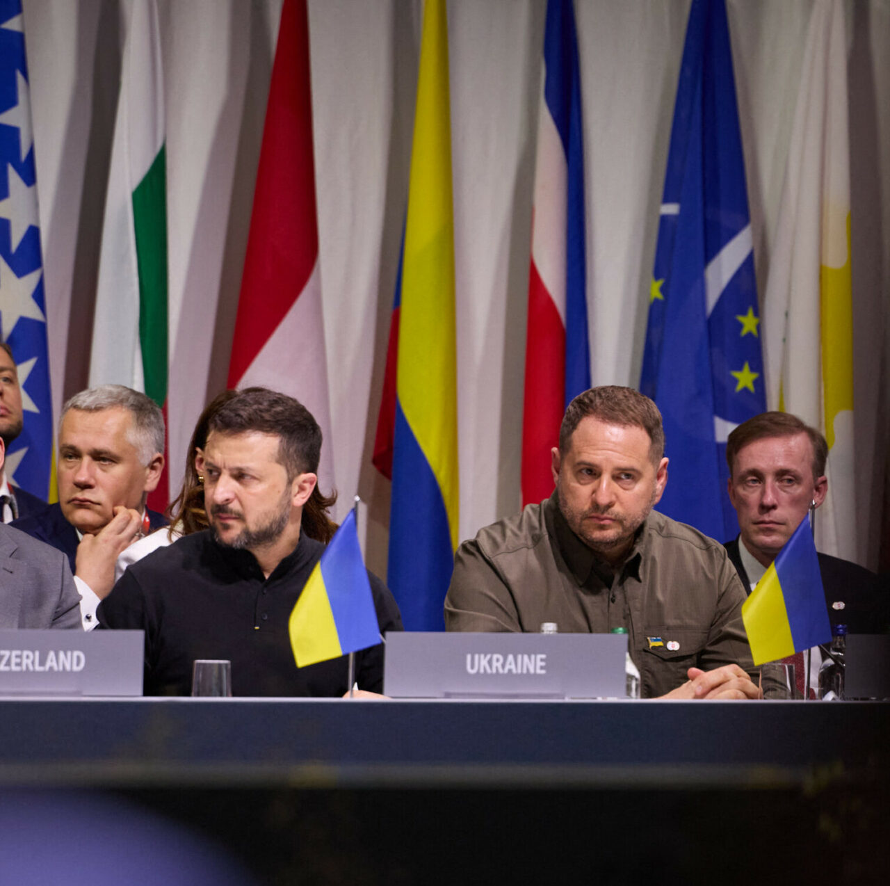 Tribunalul Anticorupție din Ucraina i-a retras brățara electronică fostului șeful de cabinet al lui Zelenski „din motive medicale“. Ce obligații are acum Andrii Yermak