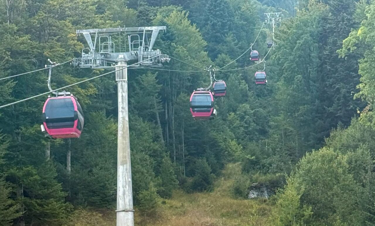 Telegondola Sinaia, oprită după deplasarea unui pilon. Cum pot ajunge turiștii la Cota 2000 din Bucegi