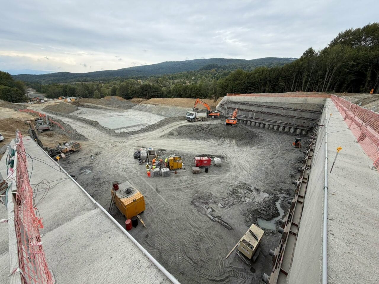 Secțiunea 3 a Autostrăzii Sibiu-Pitești prinde contur. Peste 80% din infrastructura pentru „cârtița” care va fora tunelul Poiana este gata