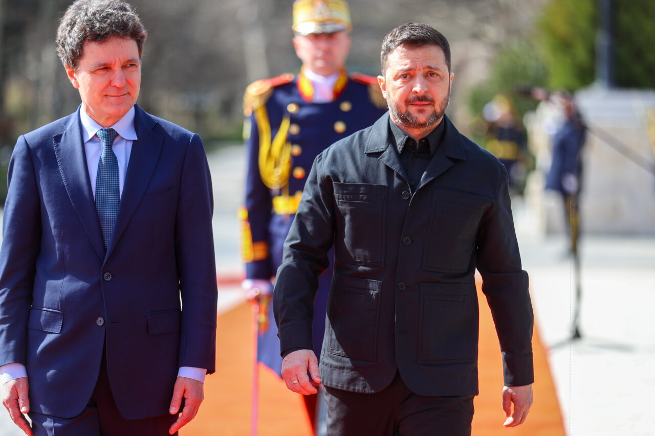 Nicușor Dan anunță o investigație după închiderea unei clase cu predare în limba română la o școală din regiunea Odesa. Zelenski recunoaște că Ucraina a închis școli românești, dar spune că a fost vorba de situații izolate, care au fost stopate