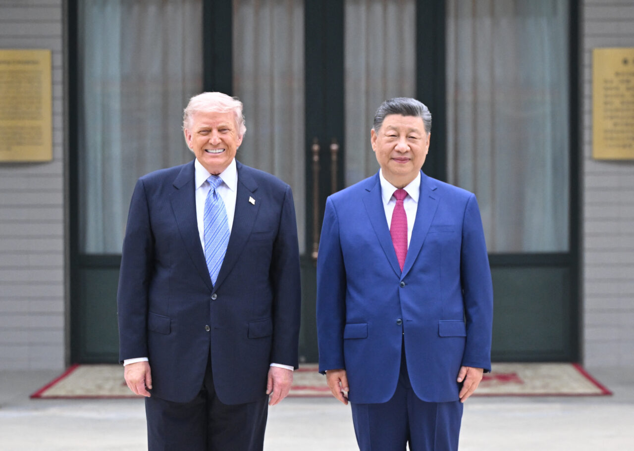 Summitul Trump – Xi, armistițiu comercial fragil. SUA joacă defensiv pe mai multe fronturi, China adoptă principiul „grăbește-te încet”