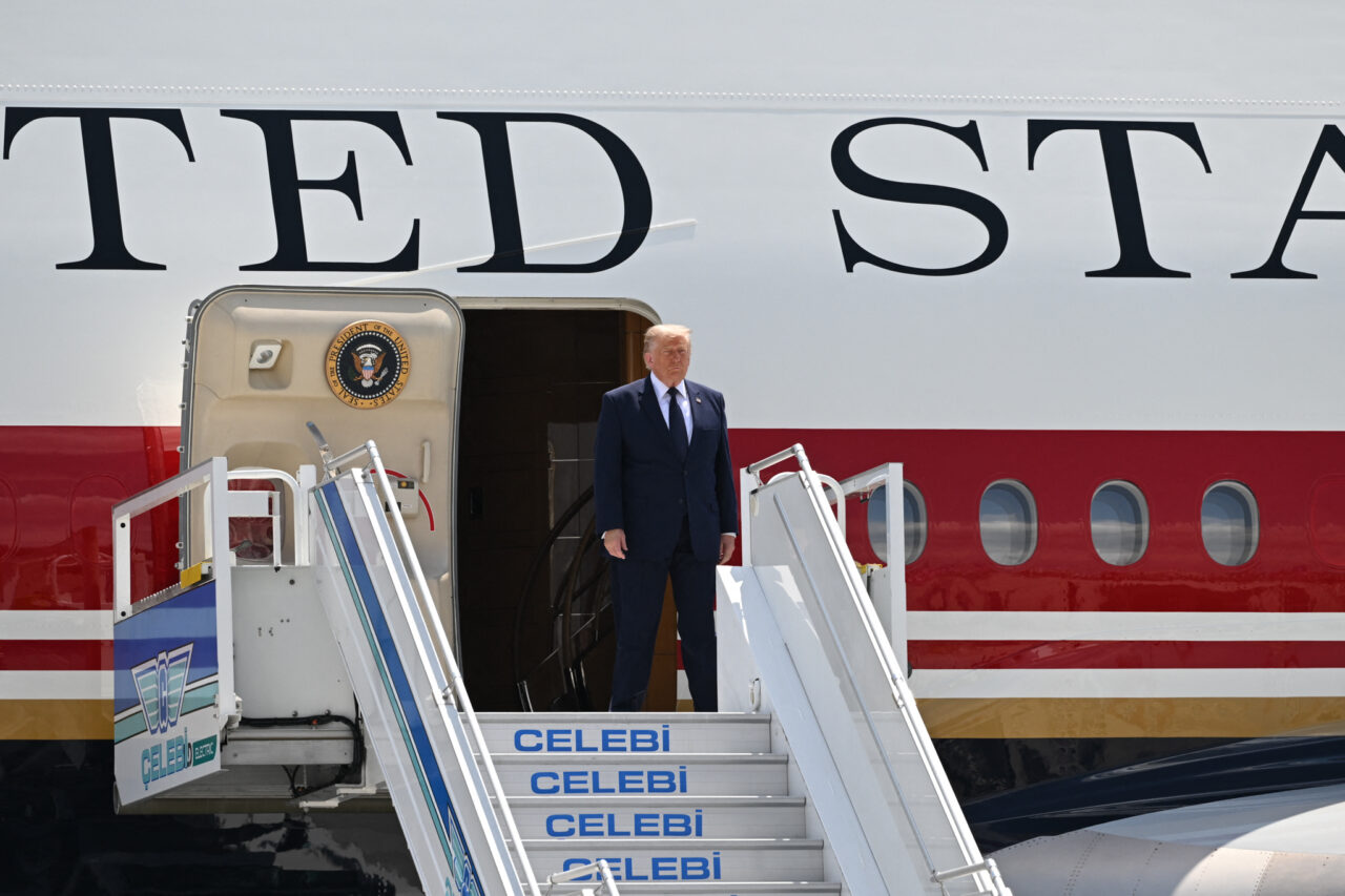 Trump vrea să plece în Irlanda cu avionul de lux primit din Qatar, în ciuda preocupărilor legate de securitate. Ce îmbunătățiri i-au fost aduse noului Air Force One după incidentele din Turcia