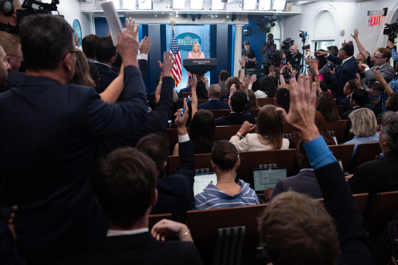 CNN, MSNOW și Politico au dat în judecată administrația Trump, după președintele SUA le-a interzis accesul la Casa Albă. Când ar putea fi organizate primele audieri