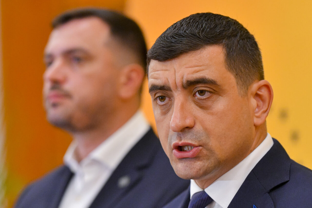 Parlamentarii AUR nu vor fi prezenți în plen pentru votul de învestitură a Cabinetului Mureșan. Simion: „Nu votăm un guvern-marionetă”