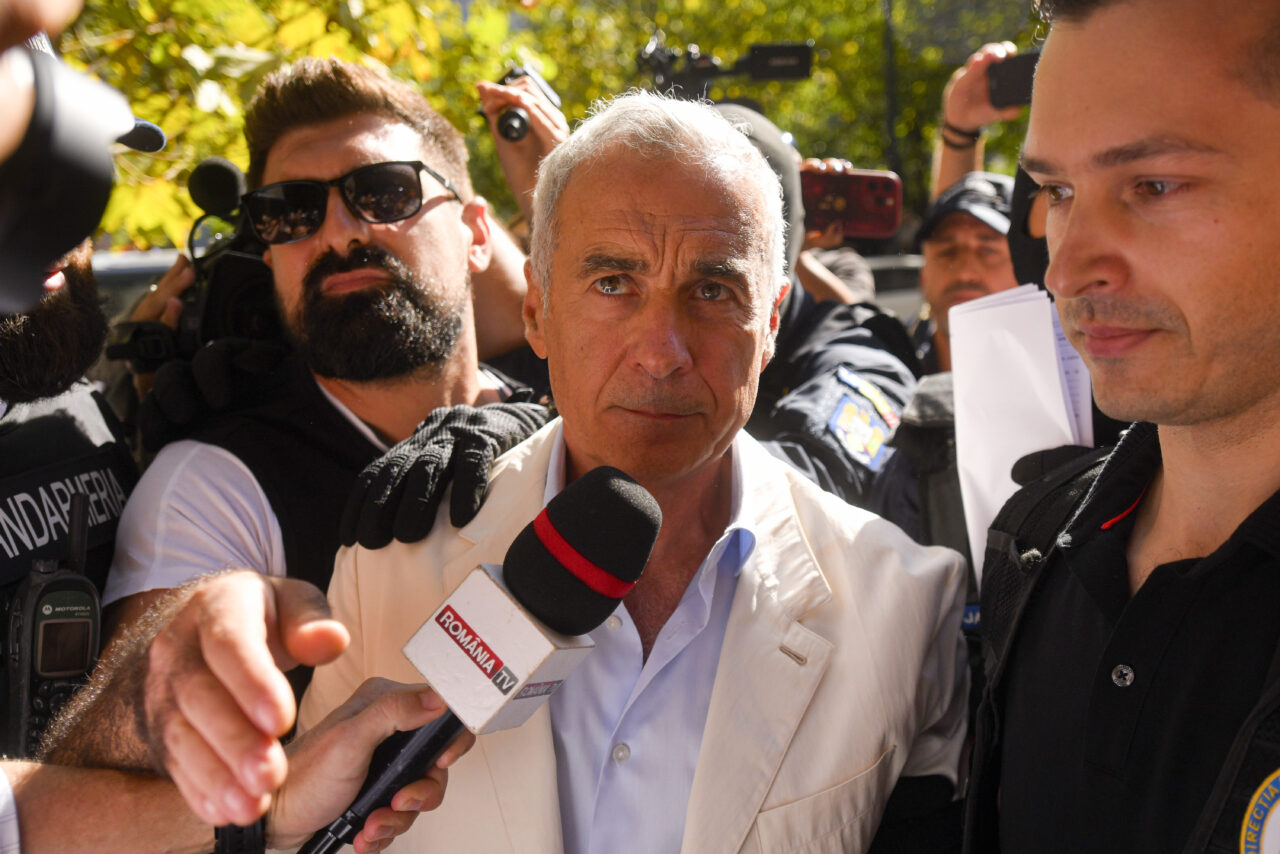 Călin Georgescu a petrecut prima noapte în Arestul Central. A stat în cameră cu alți trei reținuți, nu a mâncat nimic, dar a băut multă apă – SURSE