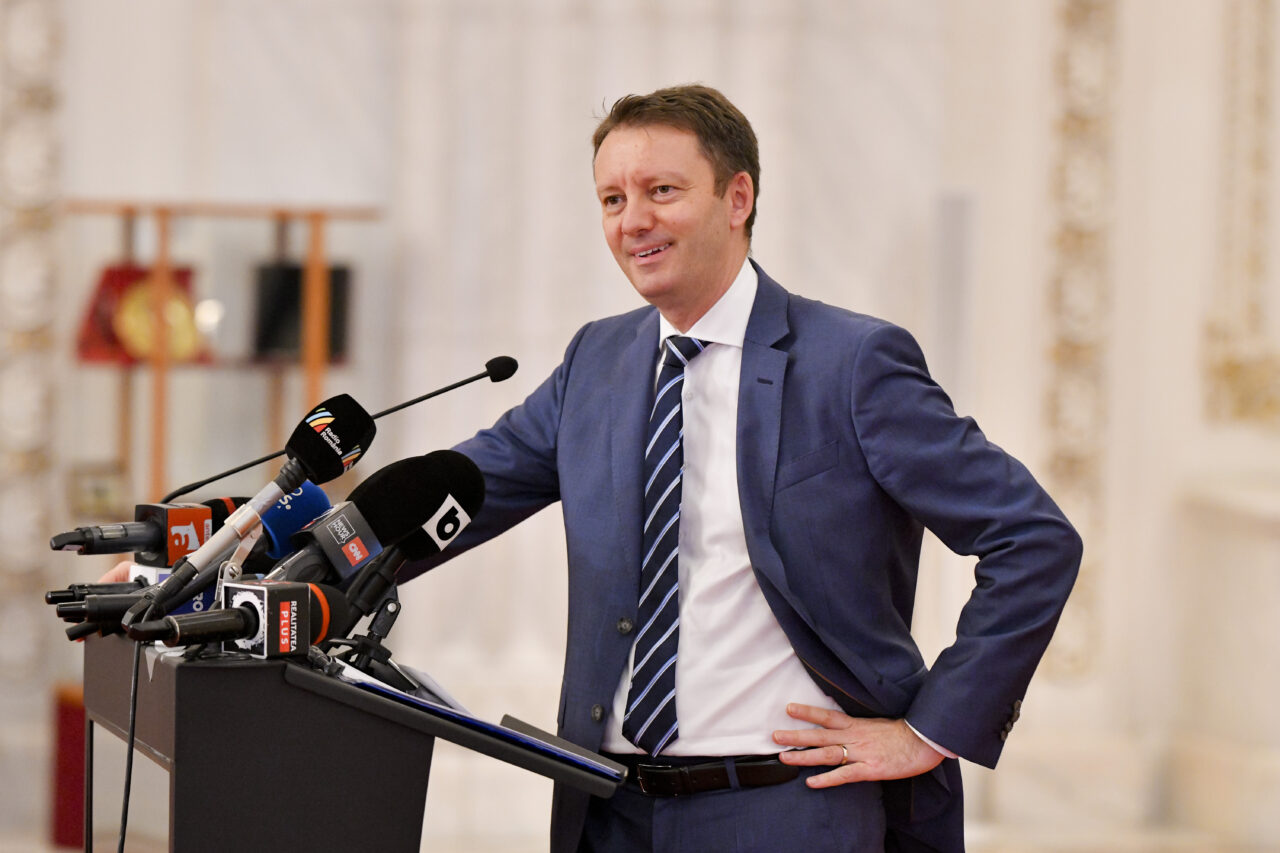 DOCUMENT. Programul de Guvernare. Sigfried Mureșan promite că va crește pensiile, salariile, va oferi burse copiilor săraci și va scădea TVA-ul. Va sprijini mediul de afaceri și va scădea facturile la energie. Dar din tabloul „perfect” lipsește esențialul: cum scade deficitul bugetar și de unde vin miliardele pentru toate promisiunile