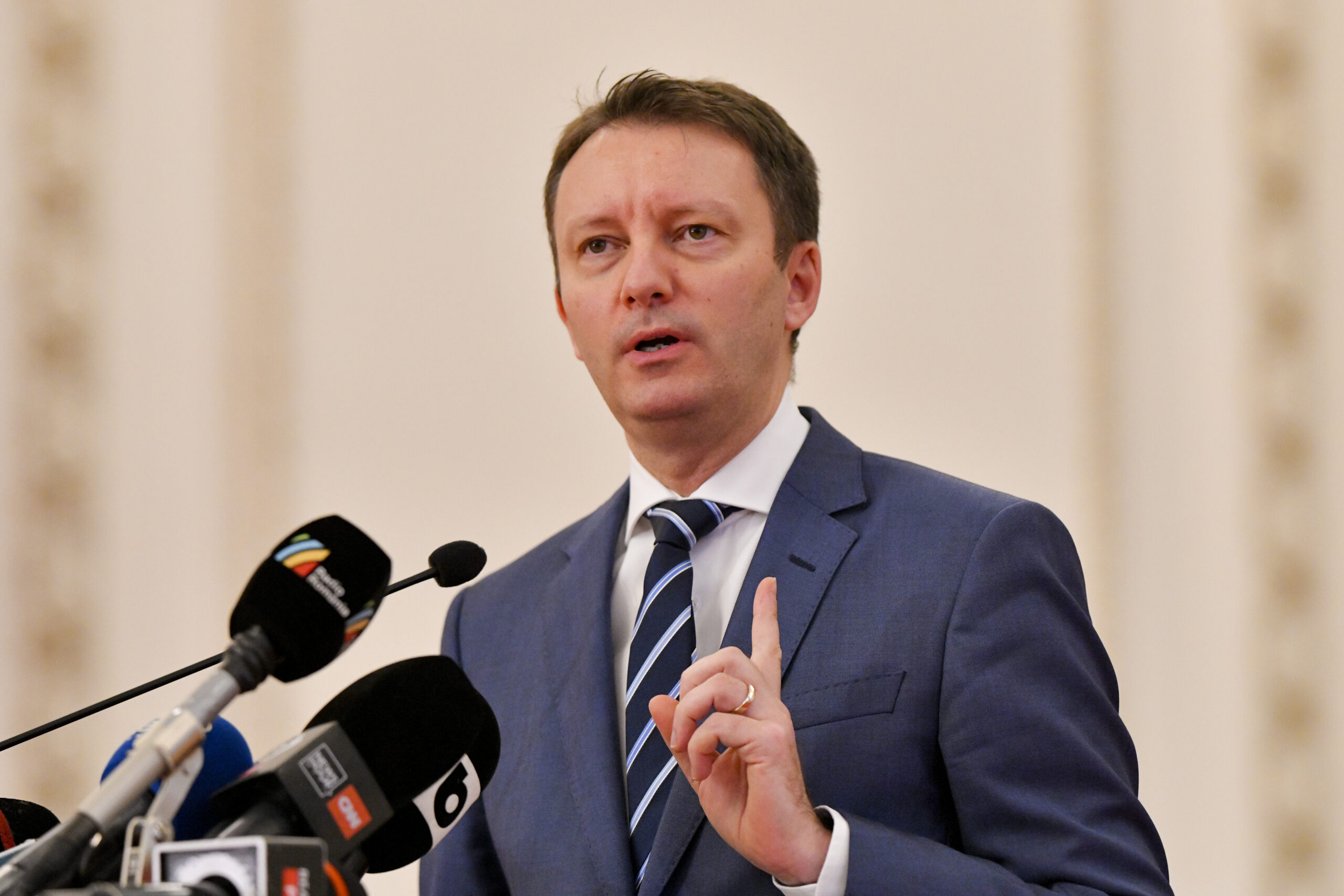 Premierul desemnat Siegfried Mureșan, care reprezintă partidul care a luat 14% în alegeri, spune că votul împotriva sa este un vot „împotriva intereselor României”