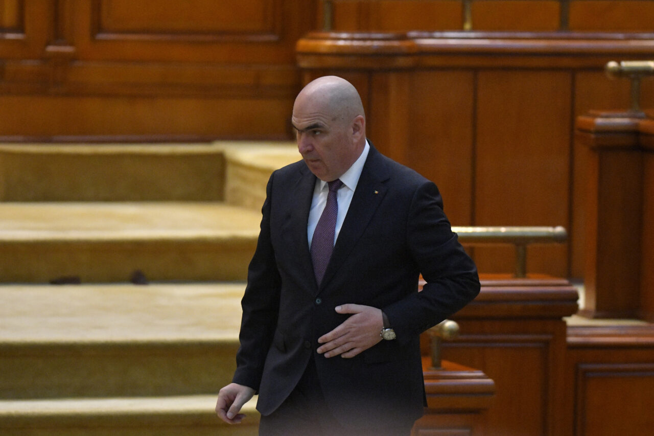 Bolojan a fost huiduit înainte să ia cuvântul în plen: „Dacă respingeți acest program și alegeți din nou criza, cum puteți susține că vă interesează țara?”