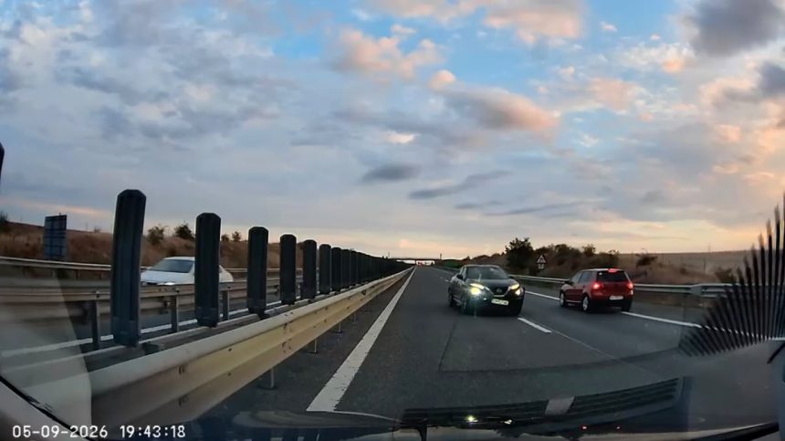 Un șofer de 73 de ani a mers zeci de kilometri pe contrasens pe autostrada A1, a provocat un accident, dar și-a continuat drumul nestingherit