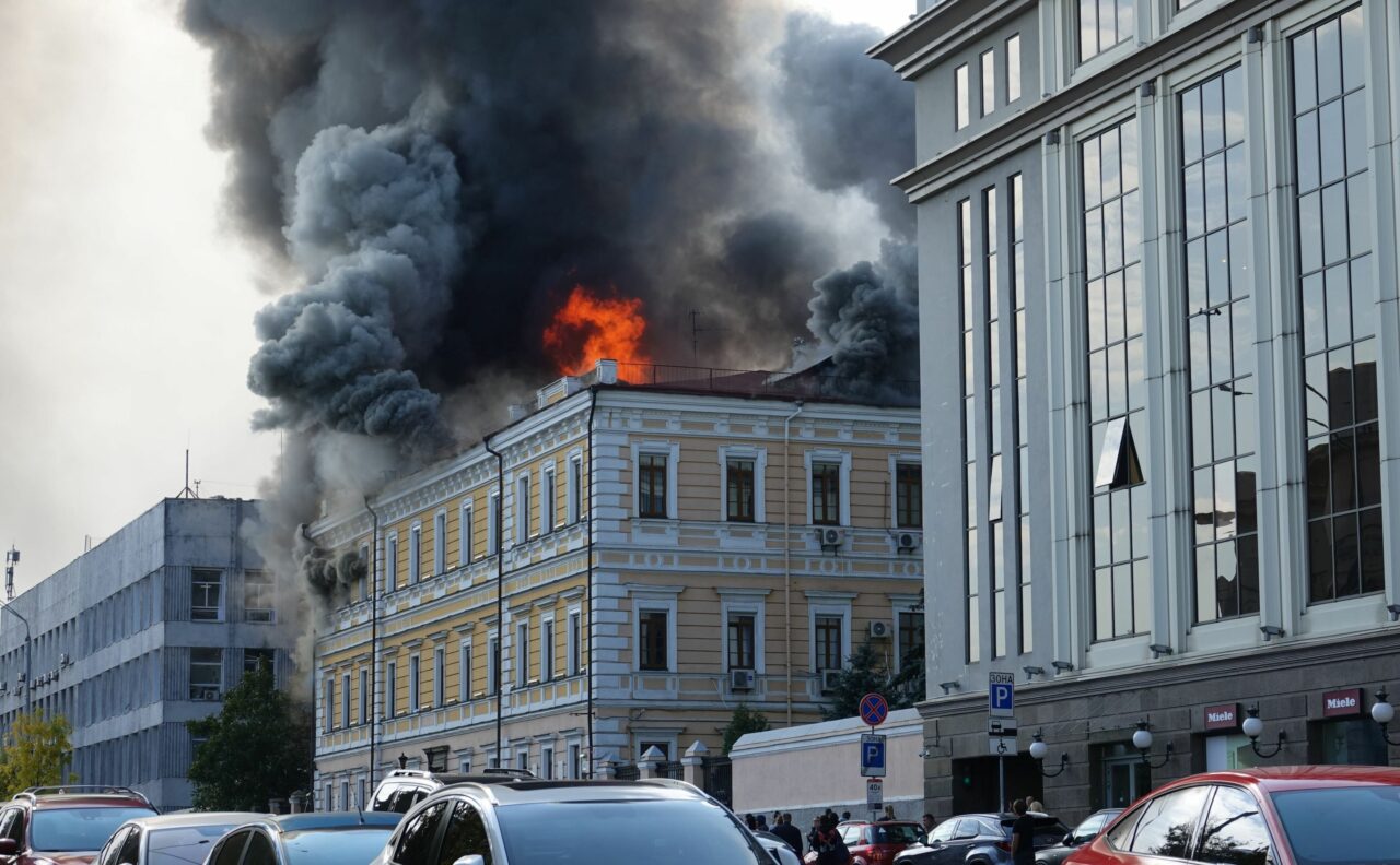 Academia de Științe de la Kiev, în flăcări în urma unui atac rusesc cu drone. „Rusia va primi un răspuns”, a amenințat Zelenski