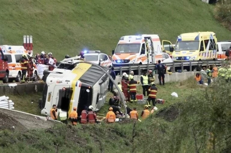 Accident grav în Elveția: Mai multe persoane au murit și altele au fost rănite după ce un autocar turistic s-a răsturnat pe o șosea montană
