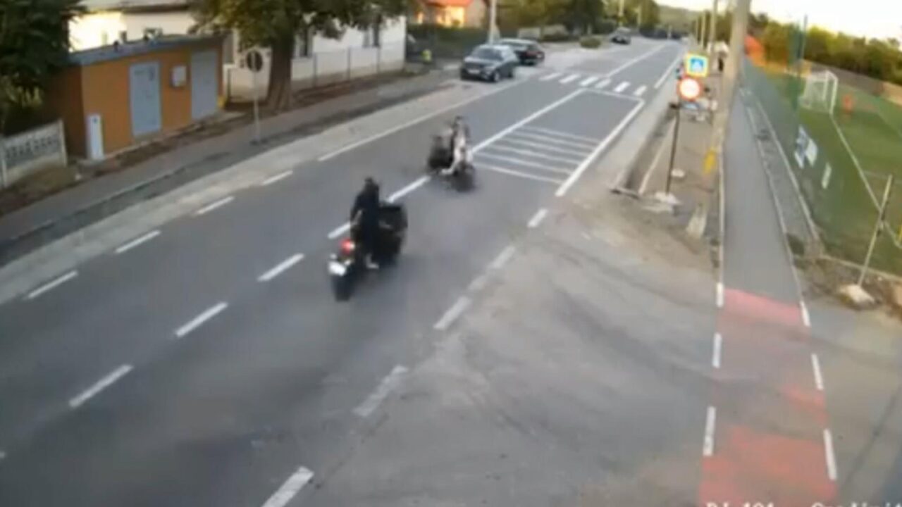 O fetiță de 4 ani a murit după ce scuterul pe care se afla cu mama sa a intrat pe contrasens și s-a ciocnit cu o motocicletă