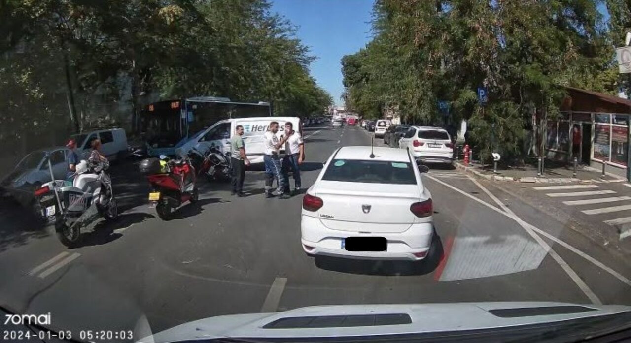 Accident pe Șoseaua Viilor din Capitală. Un polițist de la Rutieră, transportat la spital după ce motocicleta sa s-a ciocnit cu un autoturism