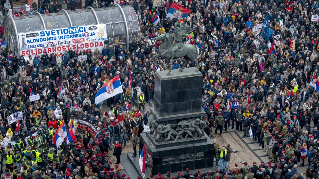 Parchetul General al Serbiei a stabilit că nu a fost folosit un „tun sonic” pentru dispersarea protestatarilor din Belgrad. Procurorii susțin că înregistrările care surprind un „răget” au fost falsificate