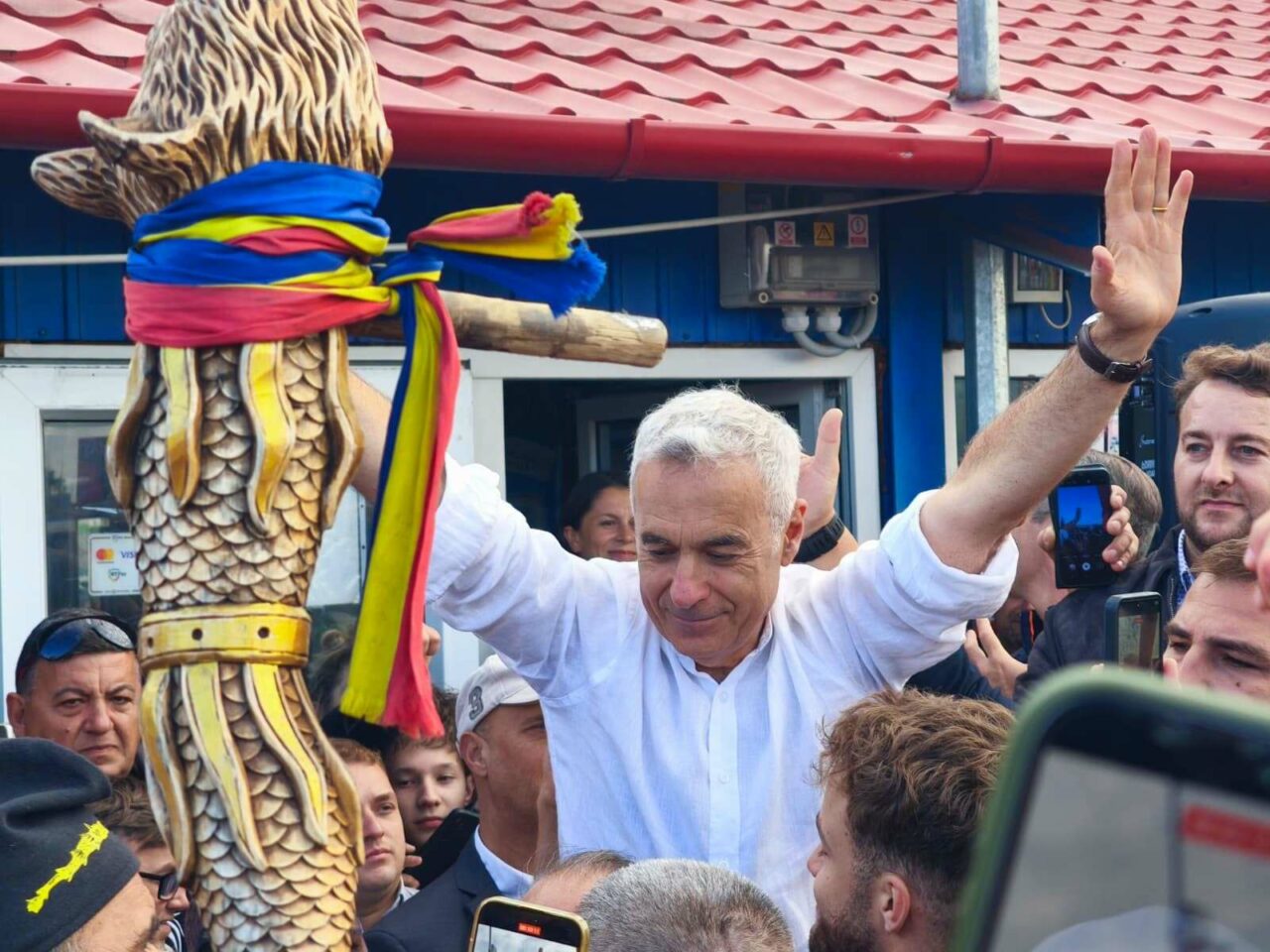 AUR postează imagini de la vizita lui Călin Georgescu în piața din Oradea: „Vocea poporului contează!”