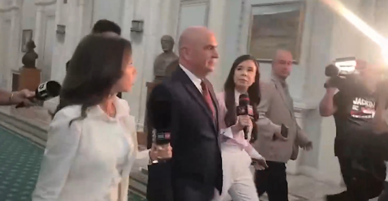 VIDEO | Ilie Bolojan a plecat din Parlament fără să mai răspundă la întrebări, după ce și-a susținut discursul de două minute la dineul de gală organizat cu prilejul Anului Nou Evreiesc
