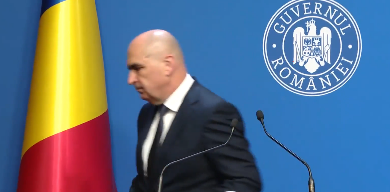 Ilie Bolojan a fugit de la conferința de presă a Guvernului, în timp ce reportul îi adresa o întrebare. „PSD este de vină pentru pierderea banilor din PNRR”