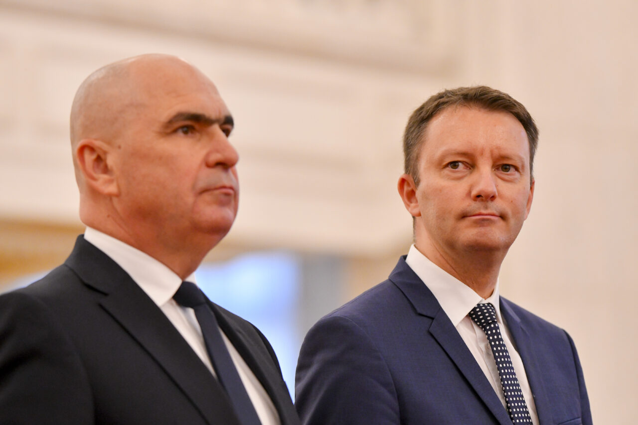 S-a lansat o nouă operațiune „Economia este pierdută, dacă nu votați Guvernul”. Mureșan și Bolojan, la indigo. Mesajele alarmiste despre dobânzi care sar în aer și România care intră în faliment împânzesc deja știrile și rețelele sociale