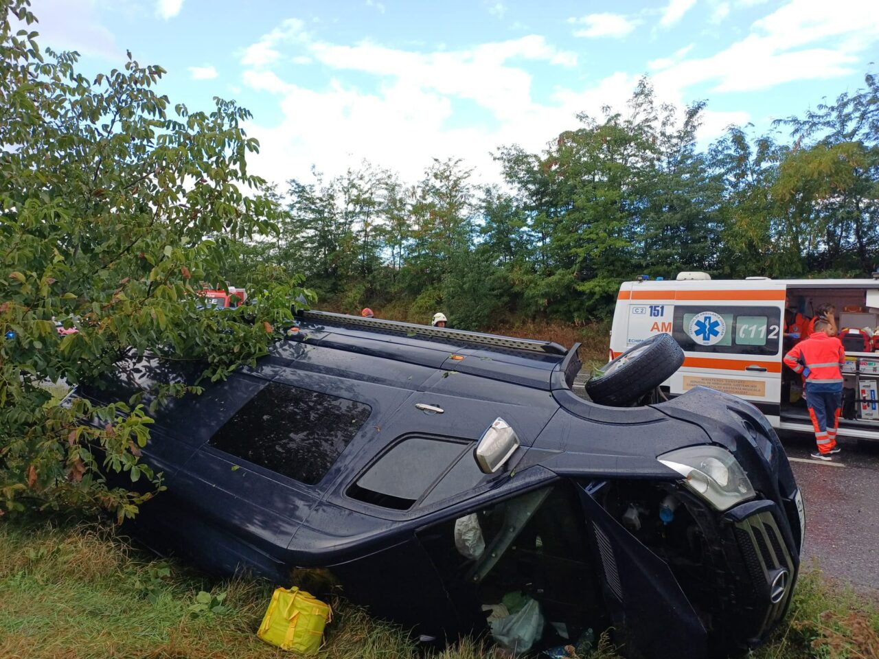 Duminică neagră pe șoselele din România. Doi bărbați au murit în accidente cumplite, iar un microbuz s-a răsturnat în Iași