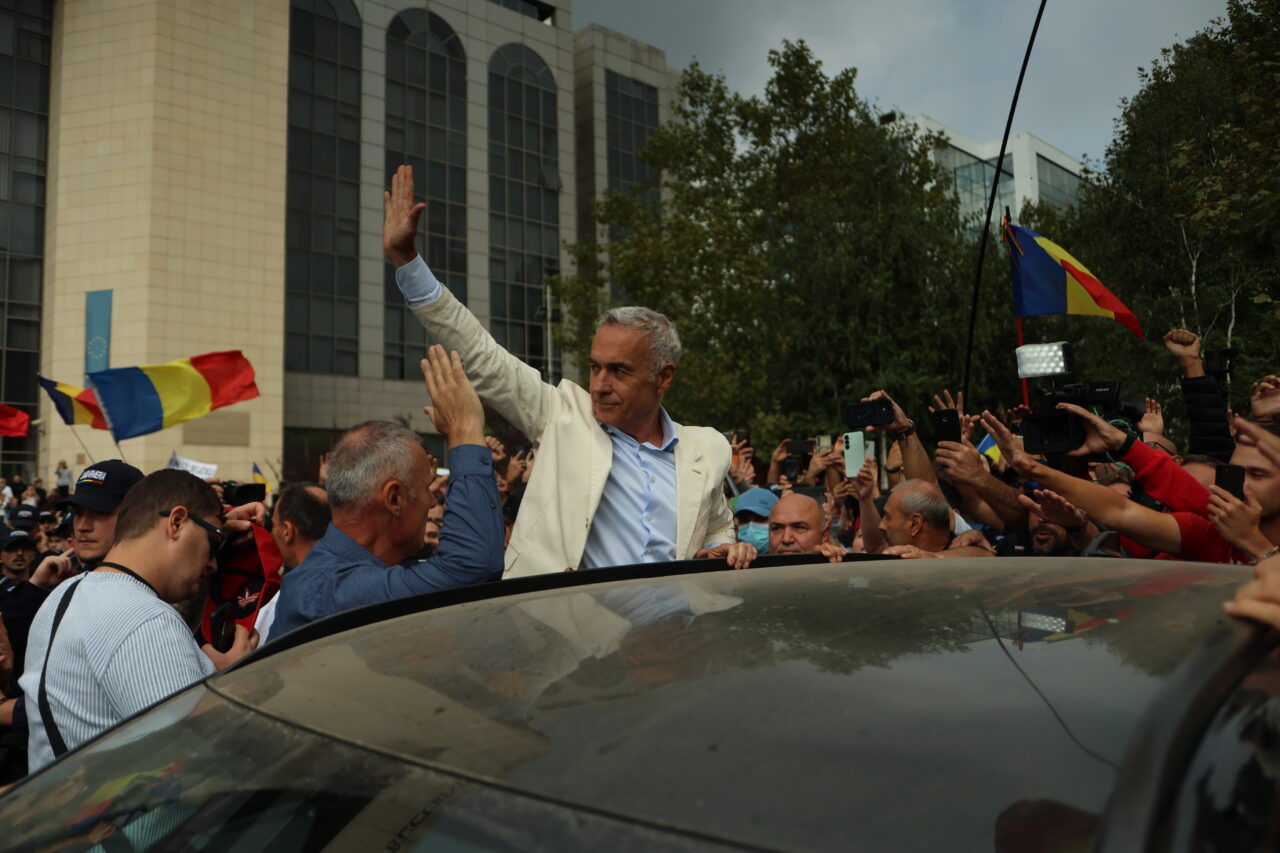 Călin Georgescu, liber la ieșirea din Tribunalul București: „Șahul se joacă până când cade regele”. Susținătorii au izbucnit în lacrimi. „Lumea e mică, Dumnezeu e mare!”