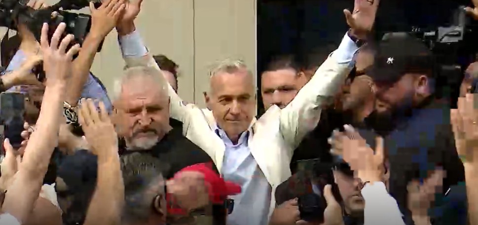 Cum au primit susținătorii lui Călin Georgescu vestea eliberării acestuia. Oamenii aflați la Tribunal au izbucnit în lacrimi. „Căline, Căline, poporul e cu tine!”
