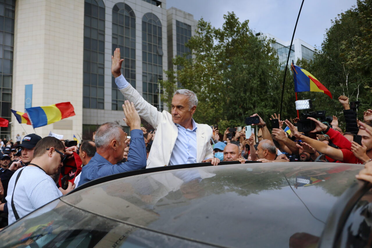 Călin Georgescu a transmis un prim mesaj susținătorilor săi, în a 11-a noapte de arest: „Copleșit de iubirea voastră, v-o întorc înmiit!” Vezi întreg mesajul