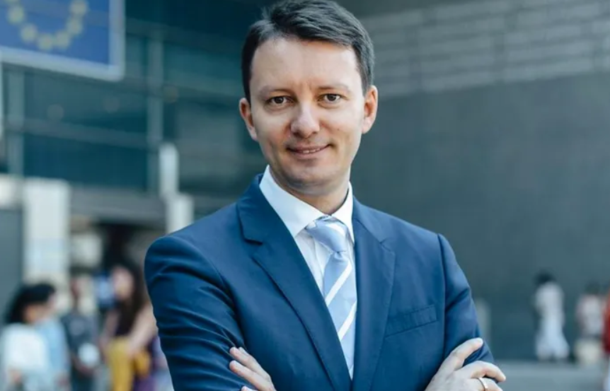 Siegfried Mureșan anunță că merge mai departe cu negocierile, dar că singurul partid cu care nu discută este AUR. „Mă bucur să discut și cu colegii de la PSD”. „Nu iau în calcul să-mi depun mandatul”
