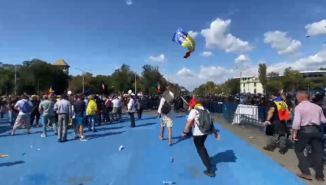 A început din nou bătaia în fața Guvernului. Se dau gaze lacrimogene, iar jandarmii aleargă ciobanii prin Piața Victoriei