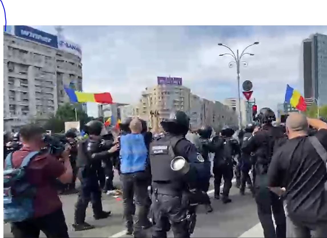 Au început tensiunile în Piața Victoriei. Jandarmii au dat cu gaze lacrimogene. Se strigă: „Căline, Căline, țara e cu tine”