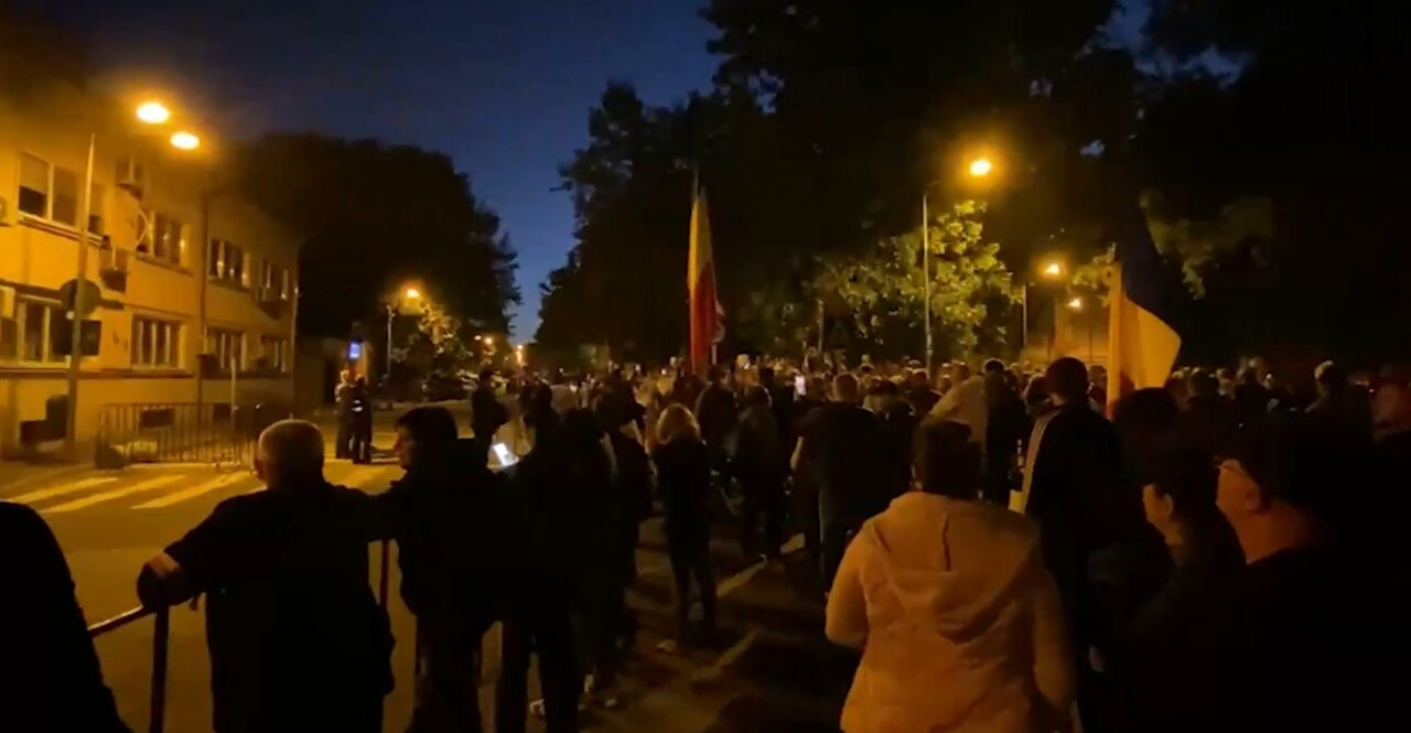 Proteste în miez de noapte la arestul central unde e încarcerat Călin Georgescu Sute de oameni își strigă nemulțumirea și cer eliberarea lui Georgescu: ”Căline, Căline, poporul e cu tine”