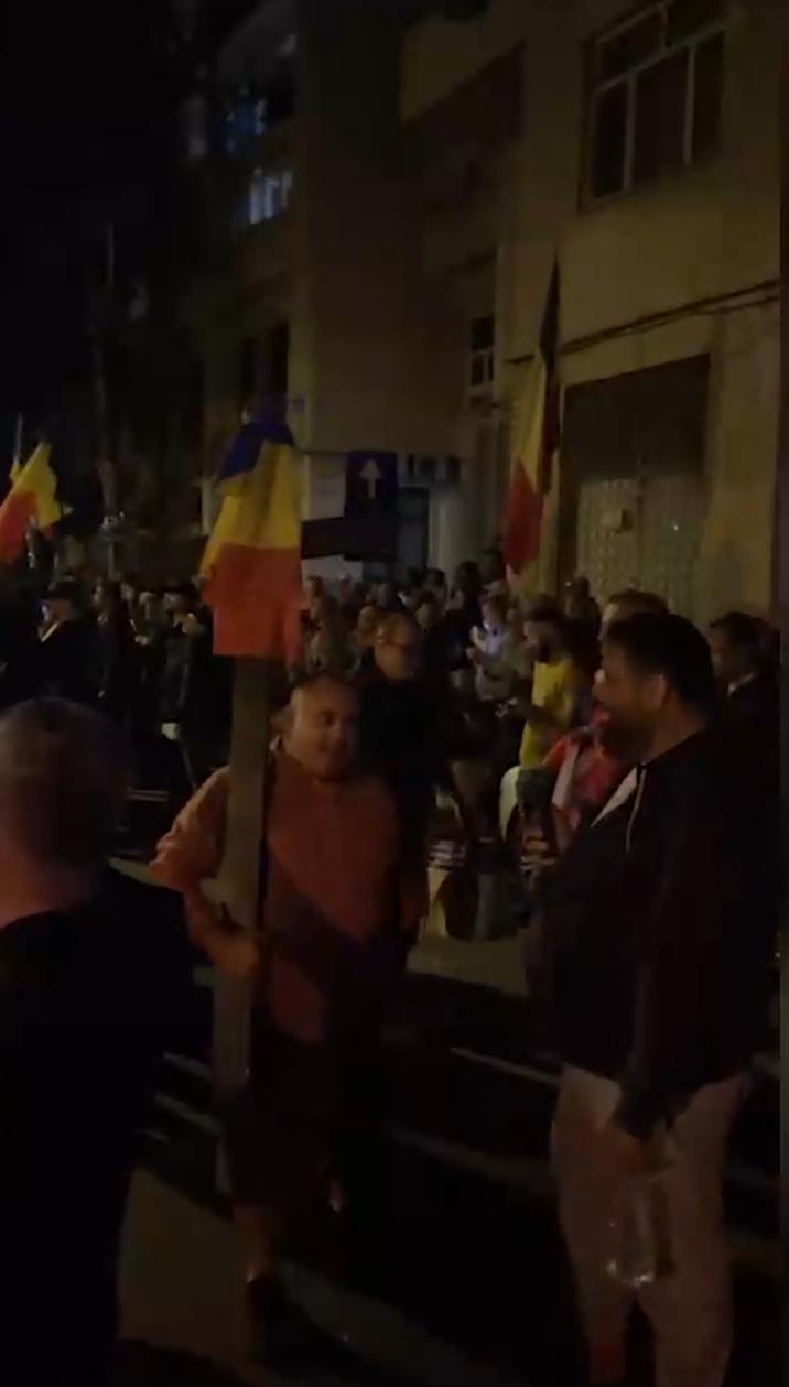 Proteste în miez de noapte la arestul central unde e încarcerat Călin Georgescu. Sute de oameni își strigă nemulțumirea și cer eliberarea lui Georgescu: ”Căline, Căline, poporul e cu tine”