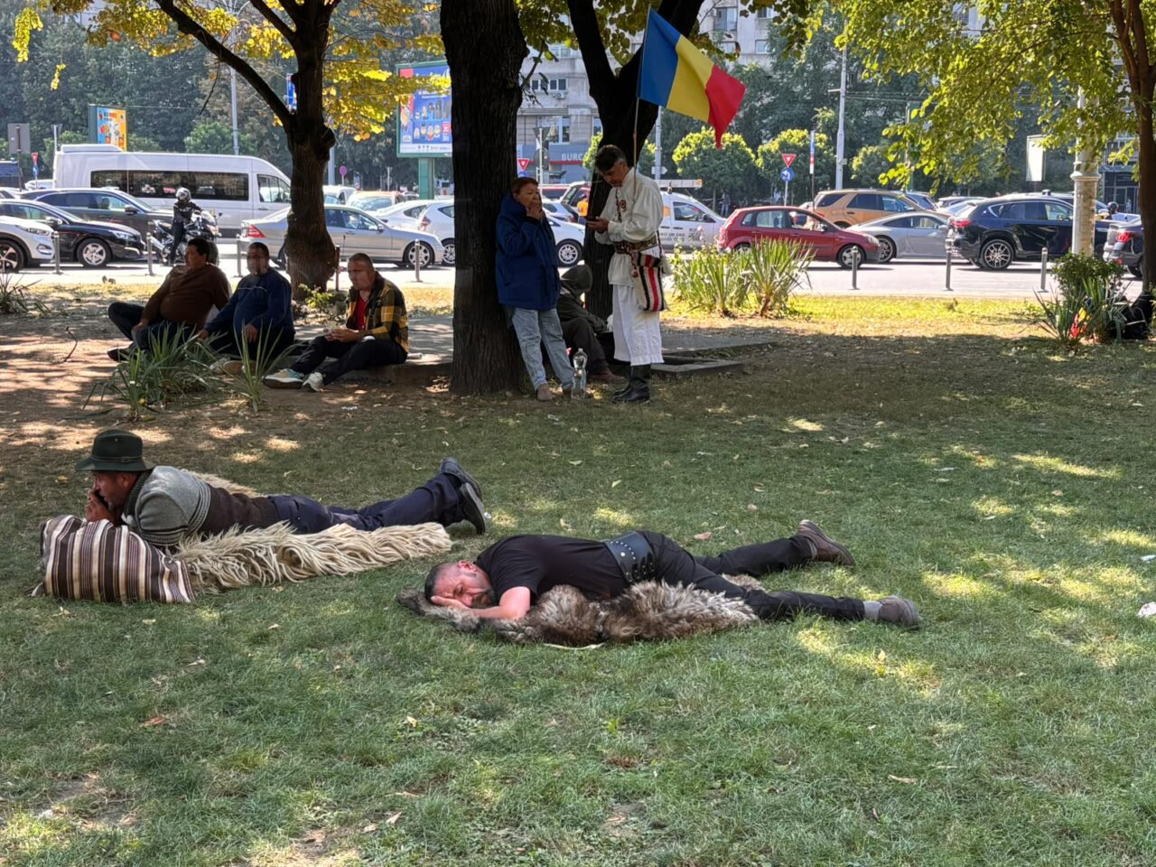 Ciobanii din Vaslui, care au fost la protestele de la București, s-au trezit cu mascații la ușă. Anchetatorii îi acuză că au bătut jandarmii