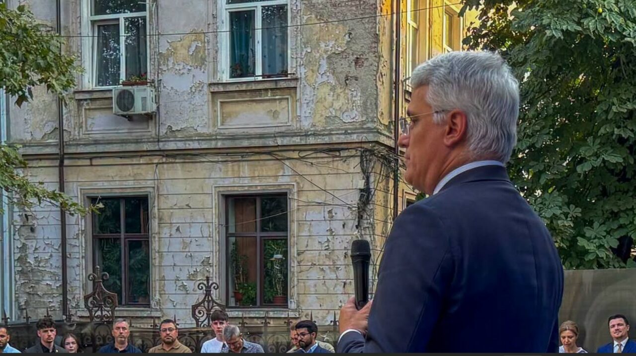 Dragoş Pîslaru a vorbit despre construcţia şi reconstrucţia filialei PNL Sector 3 în faţa unor clădiri degradate şi cu tencuiala căzută