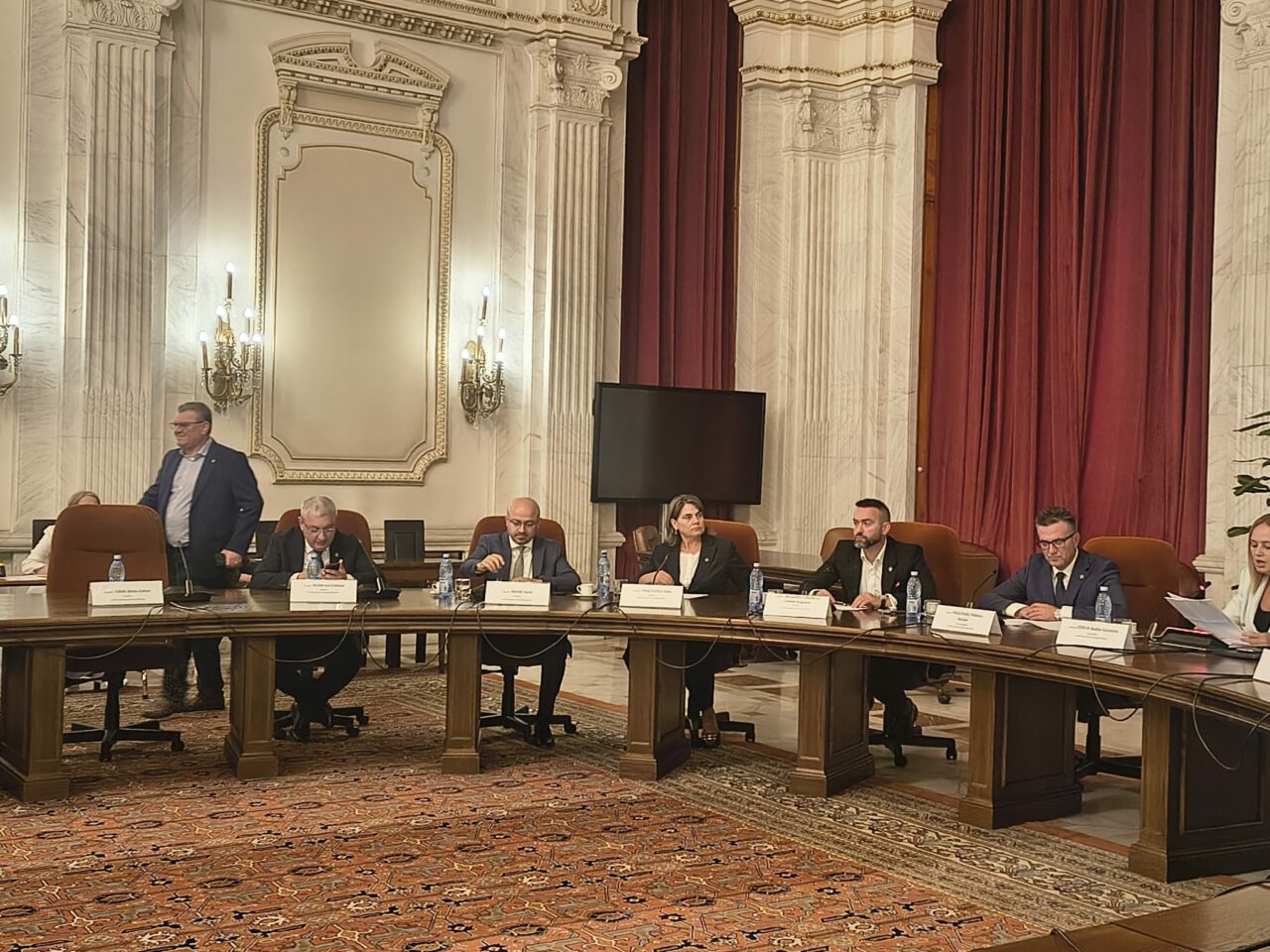 Premierul Bolojan şi şefa CCR lipsesc nemotivat de la audierile Comisiei de Constituţionalitate. Abrudean are scutire medicală