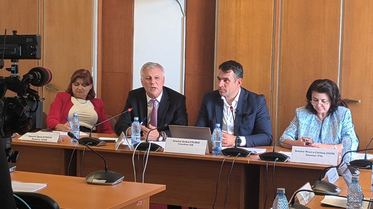 Pălărie de la USR l-a numit neobrăzat pe senatorul Zamfir: Proiectul cu obligativitatea uniformelor a fost votat în comisie