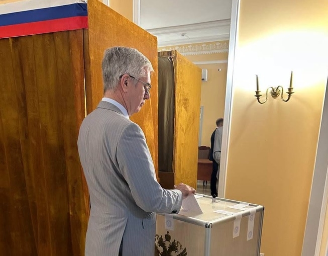 Alegeri în Rusia, la Ambasada de la București Românii au taxat ironic scrutinul electoral: „Credeam că e cartea de condoleanțe pentru Putin”