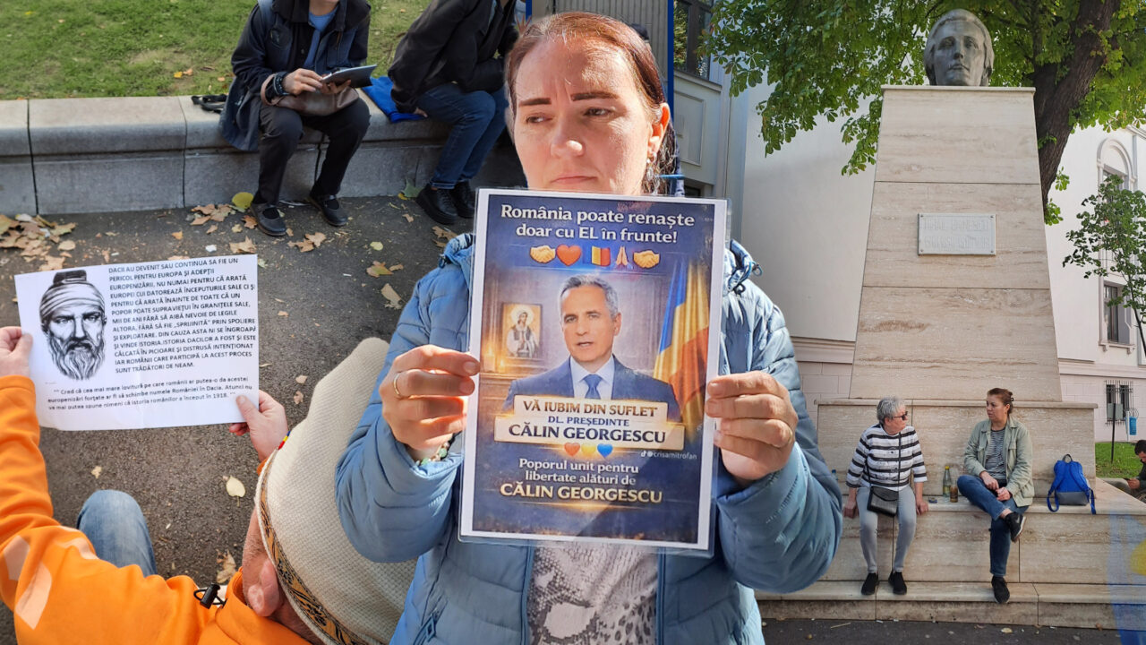 Burebista, Eminescu, „revoluție” la Georgescu. Se scriu „pagini de istorie” în fața Arestului Central, acolo unde este întemnițat fostul candidat la președinție: „Călin, te iubim!”