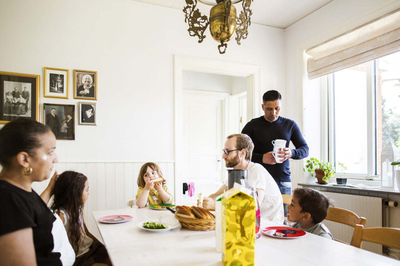 Țara în care oamenii nu mai iau masa în familie. Sufrageria este transformată în birou sau chiar sală de fitness
