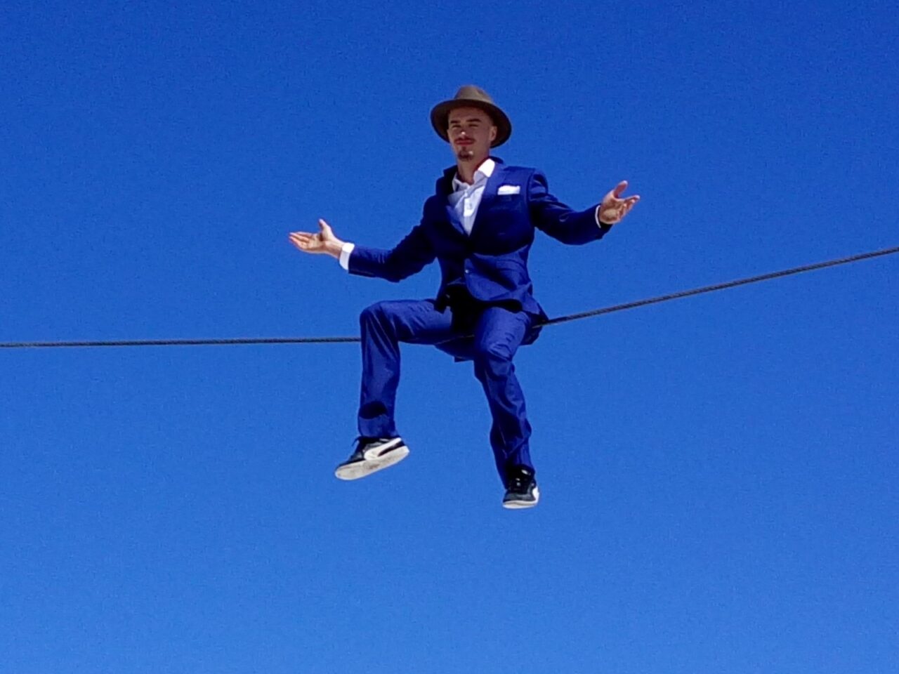 Clujul, paralizat de „Balaurul din Transilvania”. Cine este temerarul acrobat care a lăsat clujenii cu gura căscată