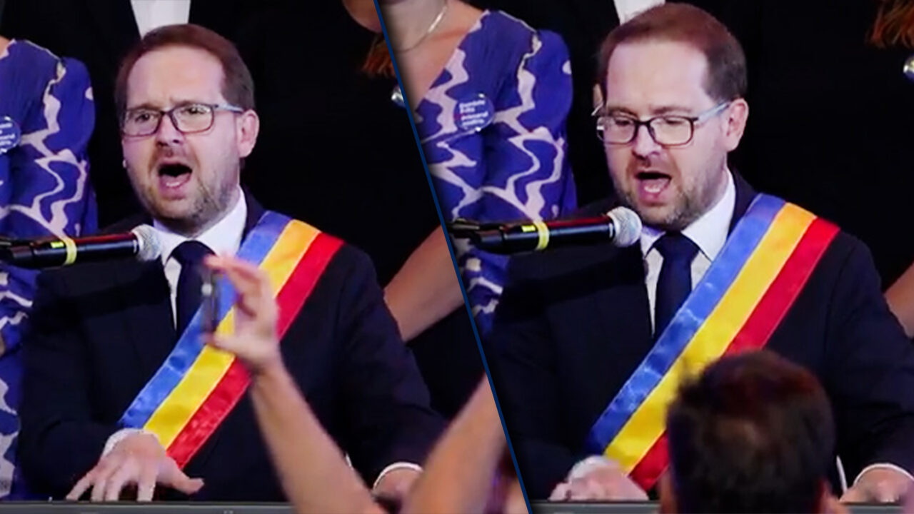 Momentul despărțirii de mandat la Timișoara: Primarul Fritz și-a pus eșarfa tricoloră și a cântat imnul României, acompaniindu-se la pian