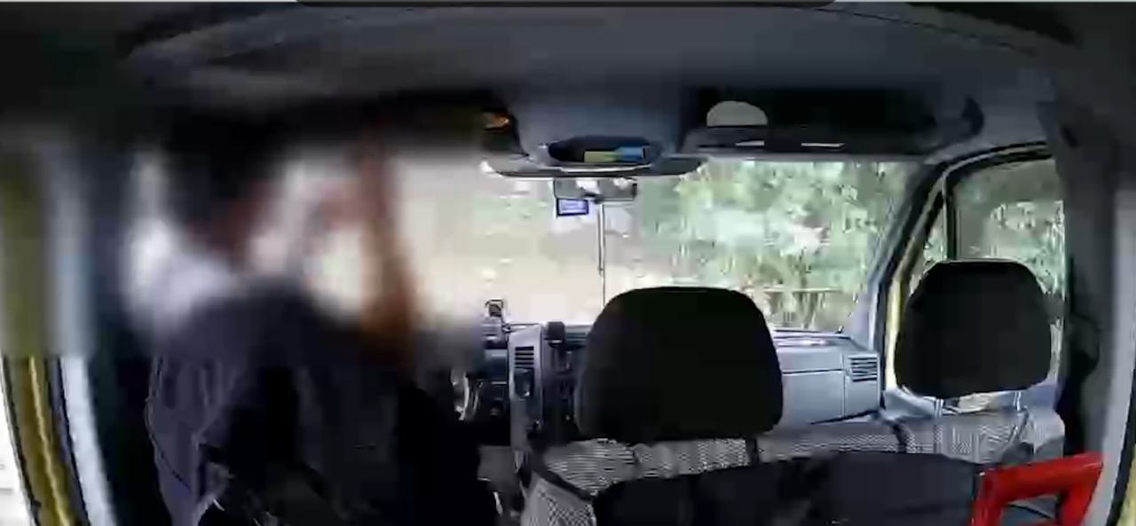 Furt surprins pe camere în Cluj-Napoca: Un bărbat de 55 de ani a furat banii dintr-un portofel lăsat într-o mașină descuiată