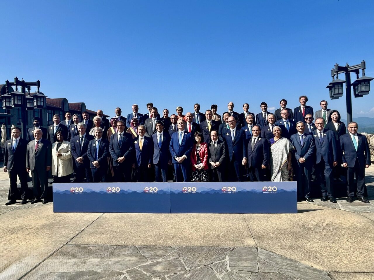Tensiuni la Summitul G20 din SUA: Ministrul de Finanțe al Rusiei, exclus din fotografia oficială de grup. Ce lideri europeni au refuzat să apară alături de oficialul de la Kremlin