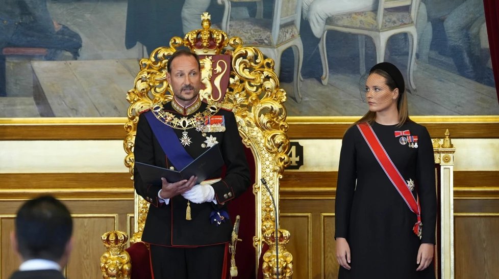 Regele Haakon al VIII-lea depune jurământul în Parlamentul Norvegiei. Care este motivul pentru care regina Mette-Marit nu îi poate fi alături