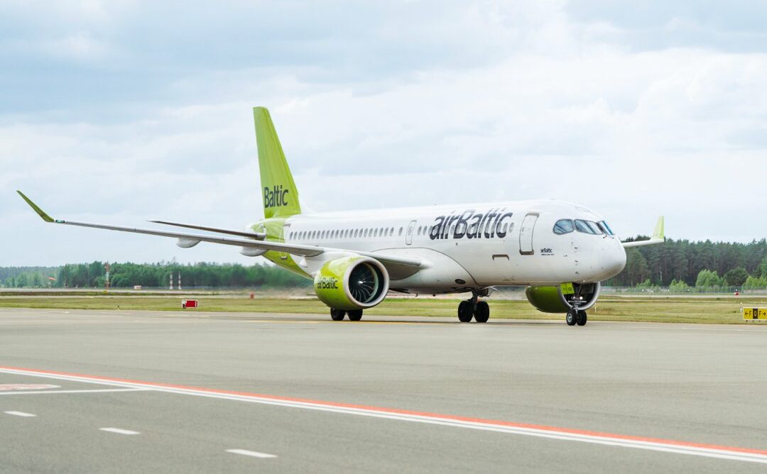 AirBaltic este prima companie aeriană din Europa amenințată de faliment din cauza scumpirii kerosenului. Ce datorii are operatorul de zbor și cum încearcă să se salveze