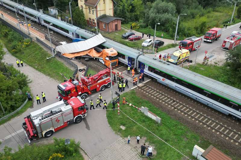 Accident feroviar violent în Polonia. Un tren lovește un camion blocat între bariere, la o trecere la nivel cu calea ferată
