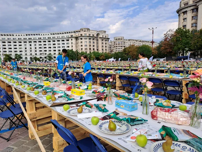 Bucureștiul stabilește un record mondial: 20.000 de oameni au mâncat împreună la o masă lungă de 5,4 km