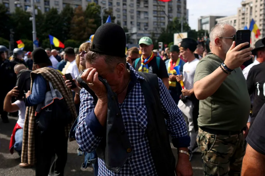 24 de persoane, printre care și 8 jandarmi, rănite la protestul oierilor din Piața Victoriei. 27 de protestatari au fost reținuți în urma violențelor extreme. Au aruncat cu garduri, iar jandarmii au răspuns cu gaze lacrimogene