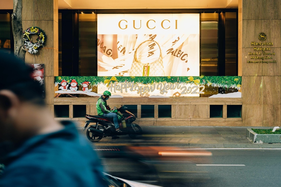 Dosar uriaș în România. Doi români vindeau haine de lux, furate din Italia, pe o platformă de lux / Cum a recurs Gucci la „clientul misterios”
