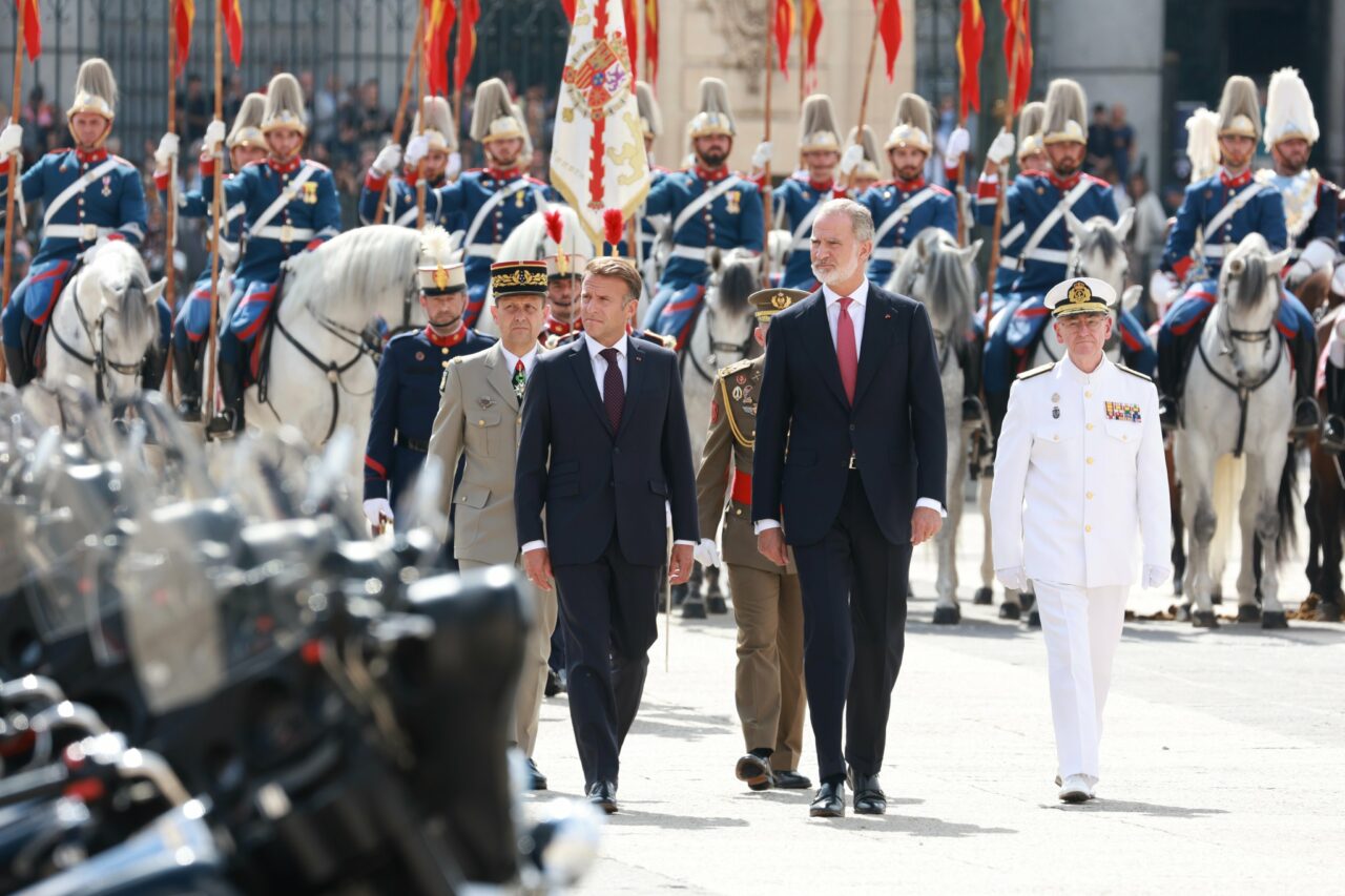 Regii Spaniei l-au primit cu onoruri pe Macron la Madrid. Președintele Franței își începe oficial „turneul de adio” pe scena internațională
